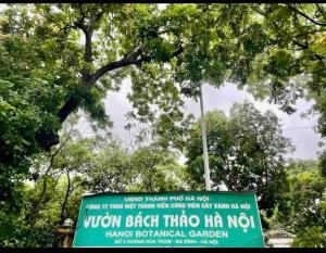 Un cartello davanti ad alcuni alberi in un parco di Giảm Giá 25 Phần Trăm- Homestay - Kim Mã - Giang Văn Minh a Hanoi