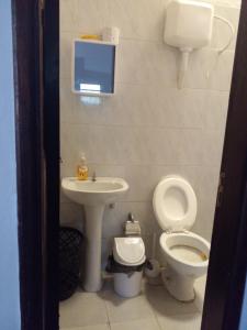 a bathroom with a toilet and a sink at mi Habitat in Asunción