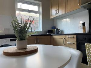A kitchen or kitchenette at Station House - 2bed House Central Location
