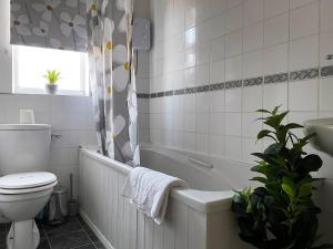 A bathroom at Station House - 2bed House Central Location