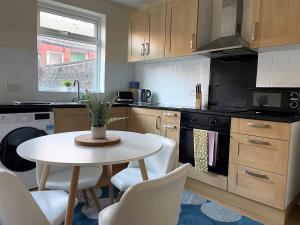a kitchen with a table and chairs in a kitchen at Station House - 2bed House Central Location in Lincolnshire