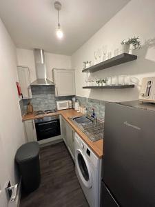A kitchen or kitchenette at No 1 Seafield - Sleeps 5 - Lincoln City