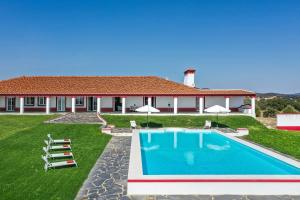 uma casa com piscina no quintal em Monte da Vista Alegre em Elvas