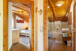 un bagno con doccia e lavandino in una stanza di Malsötscherhof Apt C a Villandro