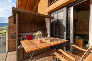 una mesa en el balcón de una casa en Chalet Edelweiss en Niedernsill