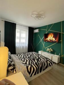een slaapkamer met een bed met zebraprint en een groene muur bij GOLDEN SHADES in Chiajna