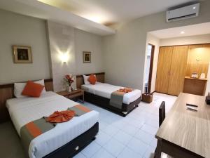 Postel nebo postele na pokoji v ubytování Hotel Catur Putra + 20 fotografií