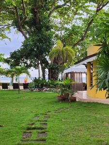 Shachi Charming Beach Front Dependance with jacuzzi室外花園
