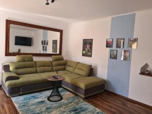 ein Wohnzimmer mit einer Couch und einem Spiegel in der Unterkunft ELEMENTS HAUS in Sibiu