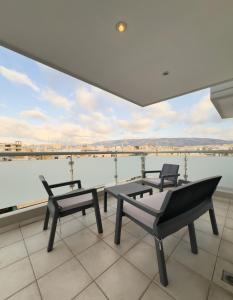 2 sillas y mesa en un balcón con vistas en Gtrip Nea Smyrni Floor Apartment 4F, en Atenas