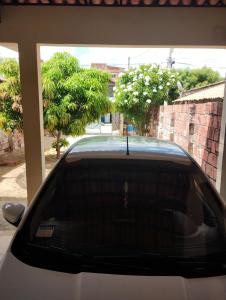 un coche aparcado en un garaje con una ventana en Casa Centro Parajuru en Parajuru