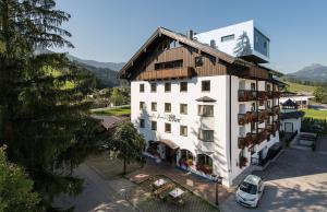 an aerial view of a hotel with a car parked in front at Hotel Der Löwe LEBE FREI in Leogang