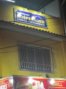 a sign for a hot dogruckacistacistacistacistacist at Suite 1, Casa Amarela, Segundo Andar in Nova Iguaçu