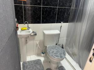 Baño pequeño con aseo y lavamanos en Suite 1, Casa Amarela, Segundo Andar, en Nova Iguaçu