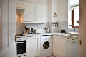 Η κουζίνα ή μικρή κουζίνα στο Dunvegan Apartment Troon +6 φωτογραφίες