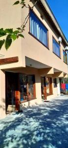 un edificio con ventanas en el lateral de una calle en Refúgio Caiçara, en Angra dos Reis