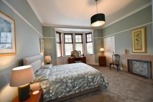 Ένα ή περισσότερα κρεβάτια σε δωμάτιο στο Dunvegan Apartment Troon