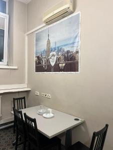 uma sala de jantar com uma mesa e uma imagem na parede em Pacific Hostel em Vilnius