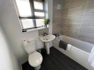 A bathroom at Comfortable Contractor Let 4bed