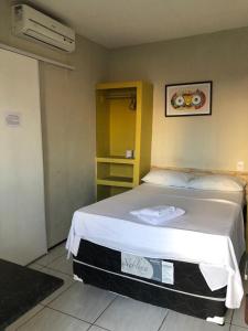 een slaapkamer met een groot bed in een kamer bij Hotel Oiticica in Fortaleza