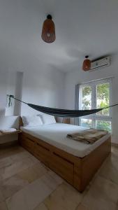 - une chambre avec un lit et un hamac dans l'établissement NT House, à Đà Nẵng