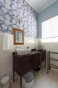 Un baño con lavabo, espejo e inodoro. en House Falcon close to ZAH, en Pretoria