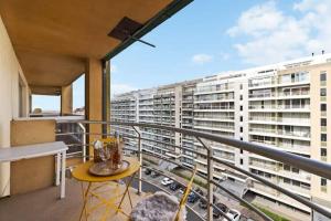 a balcony with a table and a view of a city at Beachday II - Opkuis inbegrepen in de prijs - Garagebox inbegrepen in Nieuwpoort