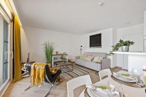 a living room with a couch and a table at Beachday II - Opkuis inbegrepen in de prijs - Garagebox inbegrepen in Nieuwpoort