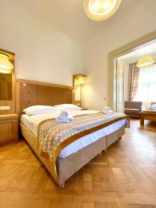 sypialnia z dużym łóżkiem w pokoju w obiekcie Havelska Old Town Residence w Pradze