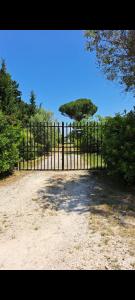Una puerta en un campo con una isla detrás. en Il giardino di Ercole, en San Pietro Vernotico
