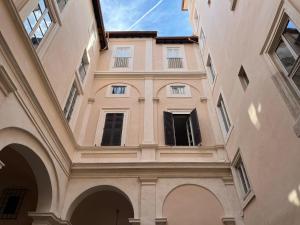 een groot gebouw met ramen en een boog bij Lovatelli Home al Campidoglio in Rome