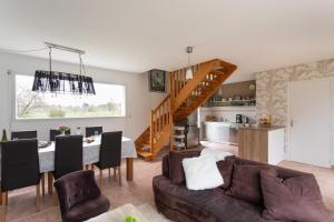 フレエルにあるLes Ajoncs d'Or - Maison 3 chambres à Fréhelのソファのあるリビングルームとダイニングルーム +9枚の写真