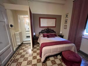 una camera con un grande letto di Villa San Donato B&B a Lucca