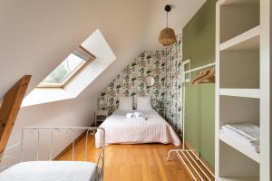 フレエルにあるLes Ajoncs d'Or - Maison 3 chambres à Fréhelの小さな屋根裏のベッドルーム(ベッド1台、窓付)