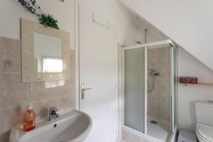 フレエルにあるLes Ajoncs d'Or - Maison 3 chambres à Fréhelの洗面台とシャワー付きのバスルーム