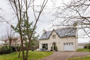 フレエルにあるLes Ajoncs d'Or - Maison 3 chambres à Fréhelの黒屋根白屋根