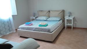 Un dormitorio con una cama con toallas. en DeSiTeS, en Piedimonte Etneo