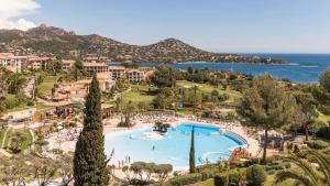 Vistas a un complejo con una gran piscina en Villa Perle d'or vue mer en Saint-Raphaël