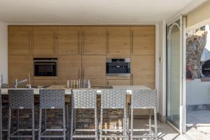 eine Küche mit einer großen Insel mit Barhockern in der Unterkunft Villa Bastide : Sea view / Hot Tub / Sauna in Vallauris + 55 Fotos