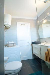 uma casa de banho branca com um WC e um lavatório em The 9 souls - pool view em Costa Teguise