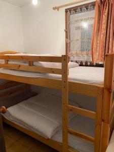 מיטה או מיטות קומותיים בחדר ב-Appartement d'une chambre avec balcon a Praz sur Arly