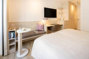 Televiisor ja/või meelelahutuskeskus majutusasutuses Hotel Stranddistel
