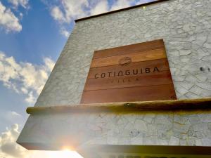 ein Schild an der Seite eines Gebäudes in der Unterkunft Villa Cotinguiba in Pôrto de Pedras