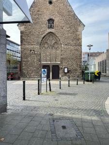 a brick church with a sign in front of it at Apartment Innenstadt- Zentral und Exklusiv in Bestlage, Stilvolles Ambiente, alles zu Fuß erkunden in Braunschweig