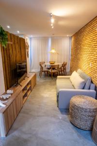 ein Wohnzimmer mit Sofa und Tisch in der Unterkunft Villa Cotinguiba in Pôrto de Pedras