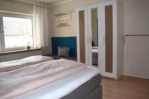 En eller flere senge i et værelse på Ferienwohnung auf dem Dorf, Külsheim + 53 billeder