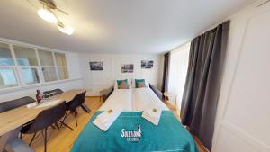 einen Konferenzraum mit einem langen Tisch und Stühlen in der Unterkunft Zentrale 2,5 Altstadtwohnung - Boxspringbett - Smart TV in Chur