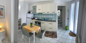 una cucina con tavolo e sedie in una stanza di Casetta nel Giardino -Ischia a Ischia