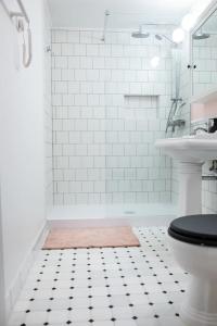 uma casa de banho branca com um WC e um lavatório em AleApartament em Poznań