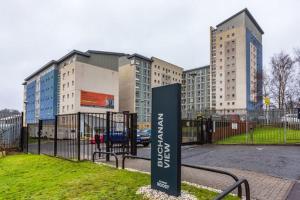 una señal frente a una valla con edificios en Modern Stylish Ensuite at Student Roost Buchanan View in Glasgow for Students Only en Glasgow